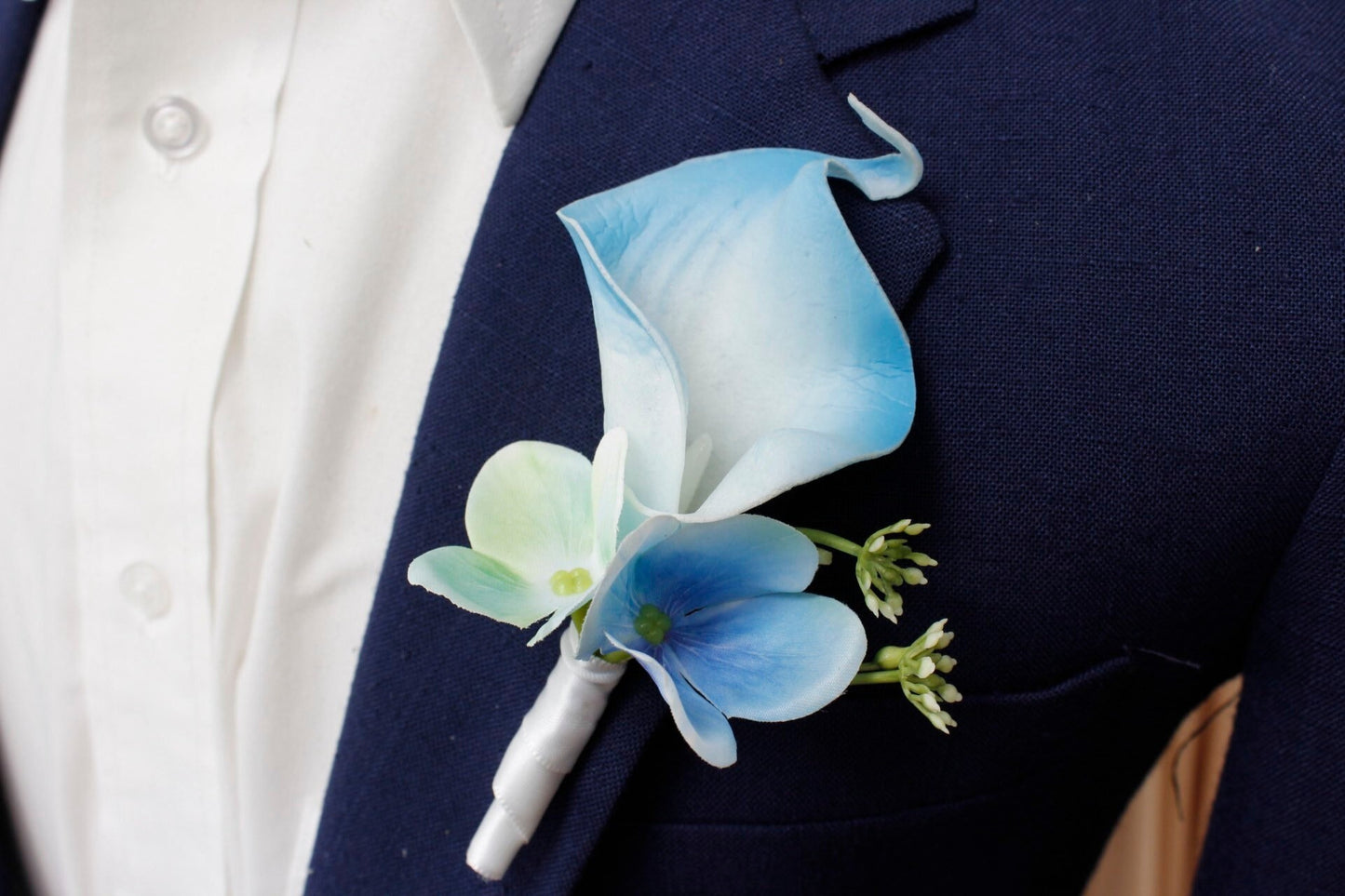 Elegant Artificial Calla Lily Boutonniere with Pearl Pin - Customizable Ribbon Color